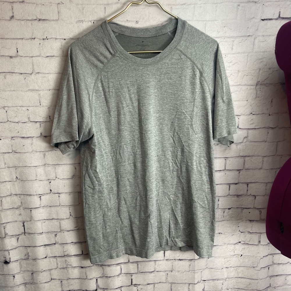 Fabletics Mens size large gray short sleeve athletic tshirt